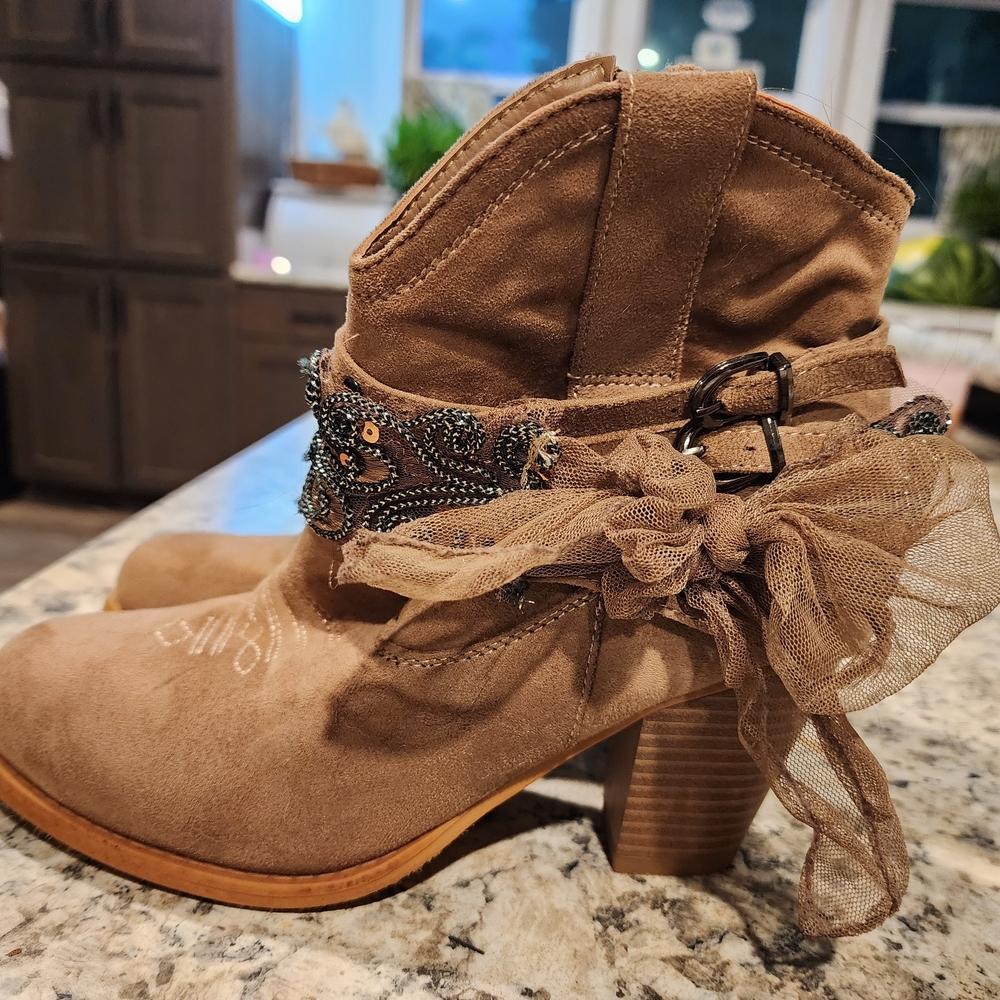 Contemporary Cowgirl Brown Ankle Boots With Embellished Bow And Sequin Band